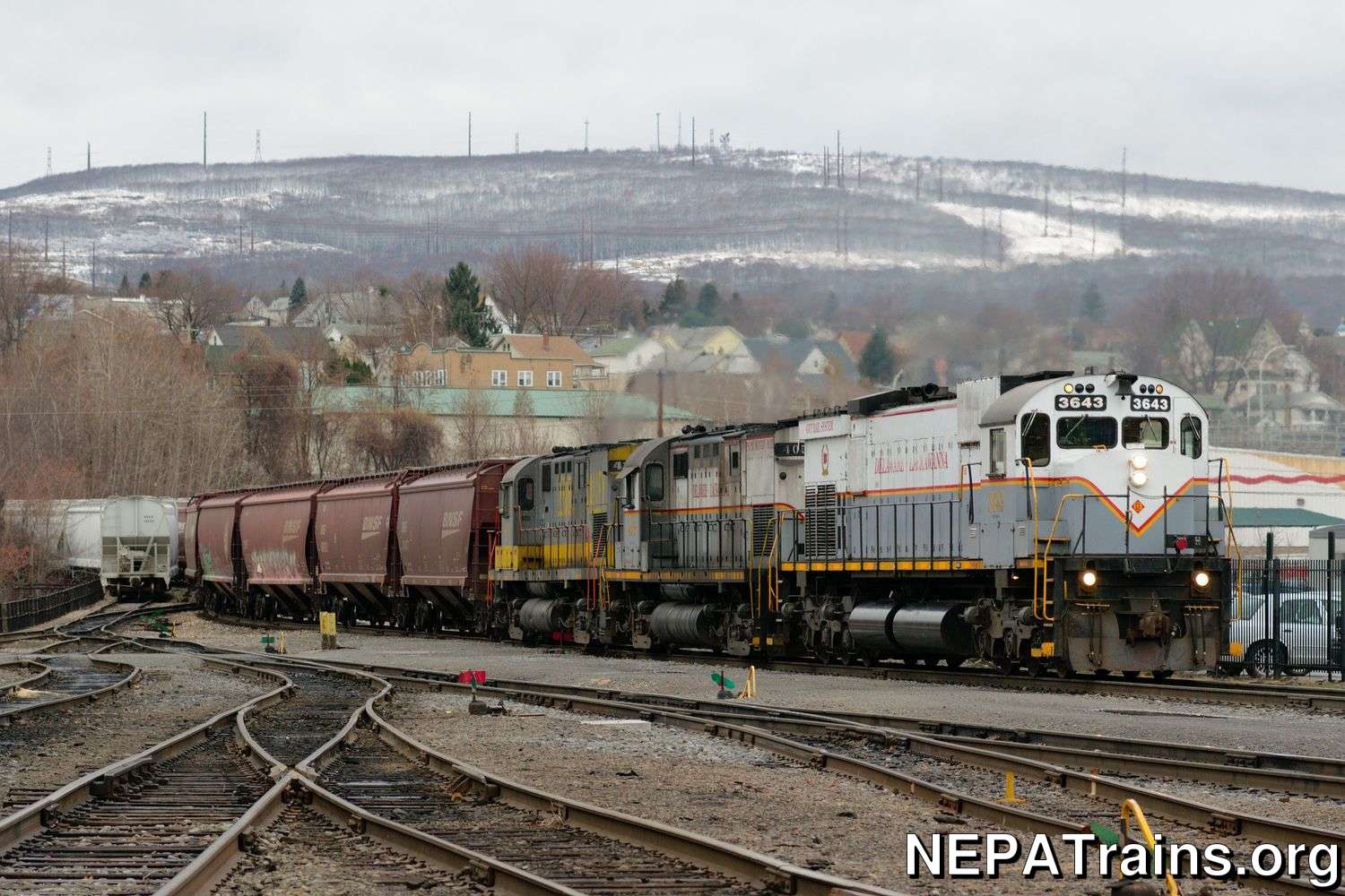 DL3 Pulling into Steamtown in the Winter